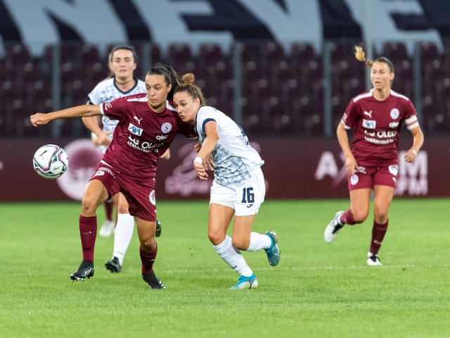 Spielerinnen von Servette Chenois und Glasgow City im Zweikampf Spielerinnen von Servette Chenois und Glasgow City im Zweikampf