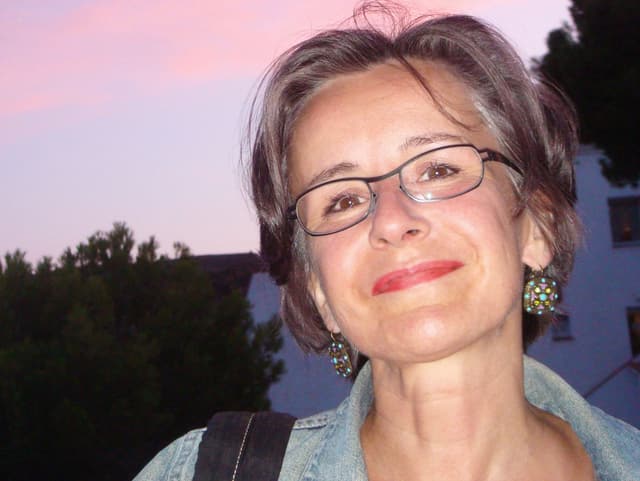 Eine Frau mit einer Brille. Eine Frau mit einer Brille.