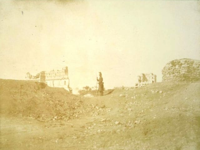 Alte Fotografie: Ein Soldat zwischen Ruinen. Alte Fotografie: Ein Soldat zwischen Ruinen.