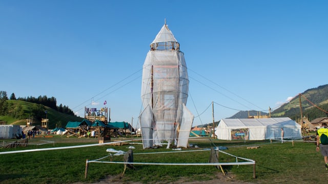 Die Pfadfinder im Kantonslager «LUpiter 18» haben eine zwölf Meter hohe Rakete gebaut. Die Pfadfinder im Kantonslager «LUpiter 18» haben eine zwölf Meter hohe Rakete gebaut.