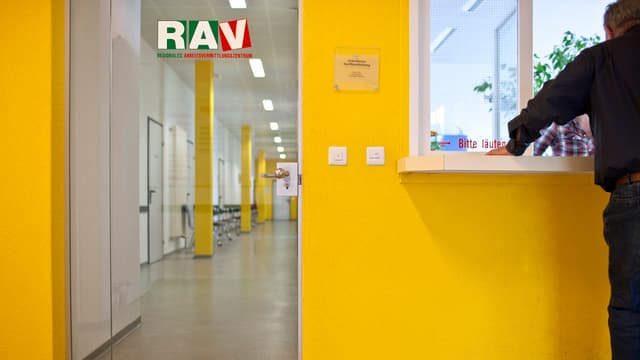 Ein Klient an einer RAV-Theke Ein Klient an einer RAV-Theke