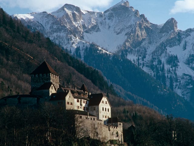 Fürstenschloss in Vaduz vor Bergpanorama Fürstenschloss in Vaduz vor Bergpanorama