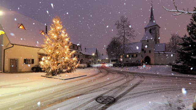 Verschneite Strasse und Kirche in Muttenz. Verschneite Strasse und Kirche in Muttenz.