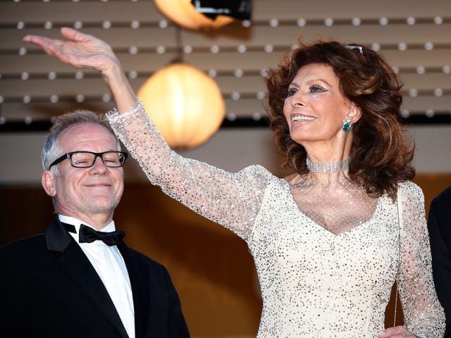 Sophia Loren winkt der Menge zu.