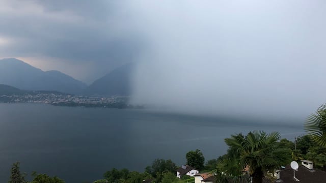 Schauerzelle über dem Lago Maggiore. Schauerzelle über dem Lago Maggiore.