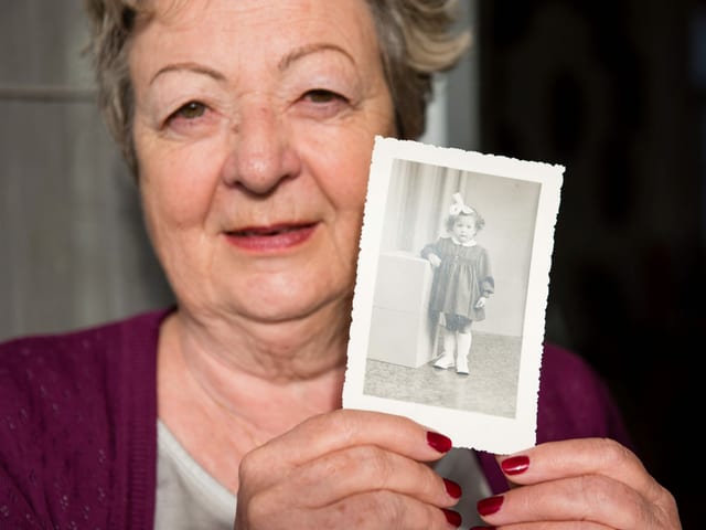 Simone Sieder-Gigandet mit einem Foto, das sie als Mädchen zeigt.