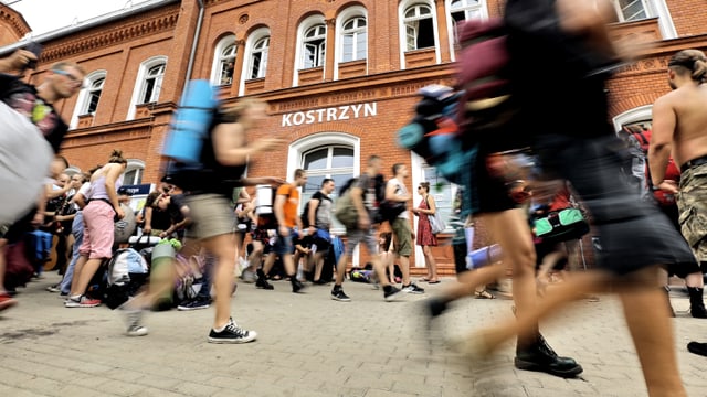 Viele junge Leute laufen auf einem Platz. Viele junge Leute laufen auf einem Platz.