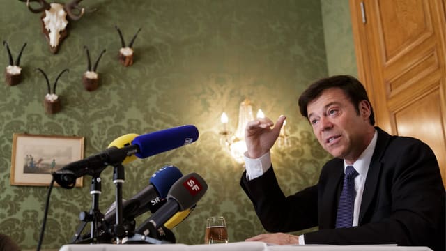 Christoph Mörgeli gestikuliert an einer pressekonferenz. (keystone) Christoph Mörgeli gestikuliert an einer pressekonferenz. (keystone)