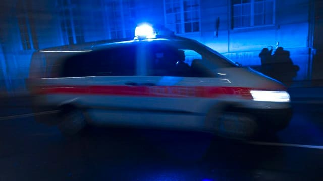Polizeiauto mit Blaulicht in der Dunkelheit Polizeiauto mit Blaulicht in der Dunkelheit