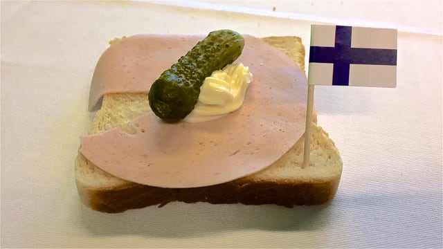 Toastscheibe mit einer ganzen Gurke Toastscheibe mit einer ganzen Gurke