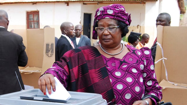 Joyce Banda wirft ihren Wahlzettel in die Urne Joyce Banda wirft ihren Wahlzettel in die Urne