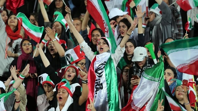 Manche Frauen trugen die Nationalflagge als Kopftuch, andere hatten sich das Gesicht in den Farben des Landes bemalt. Manche Frauen trugen die Nationalflagge als Kopftuch, andere hatten sich das Gesicht in den Farben des Landes bemalt.
