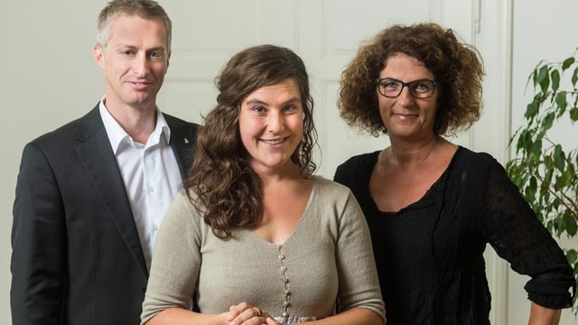 Da san.: Urs Cadruvi, secretari general LR, Sina-Mara Hassler, promotura regiunala LR, Sutselva, Carmen Dedual, manadra Regiuns LR Da san.: Urs Cadruvi, secretari general LR, Sina-Mara Hassler, promotura regiunala LR, Sutselva, Carmen Dedual, manadra Regiuns LR