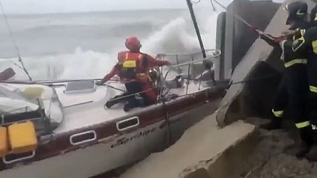 Ein Segelschiff in Not. Ein Segelschiff in Not.