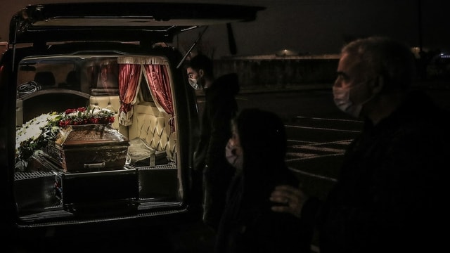 Angehörige verabschieden sich von einem Toten Angehörige verabschieden sich von einem Toten