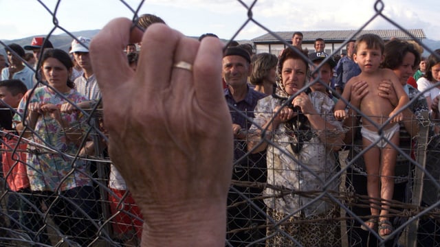 Kosovarische Flüchtlinge erreichen 1999 die mazedonische Grenze, nachdem sie von serbischen Milizen vertrieben wurden. Kosovarische Flüchtlinge erreichen 1999 die mazedonische Grenze, nachdem sie von serbischen Milizen vertrieben wurden.