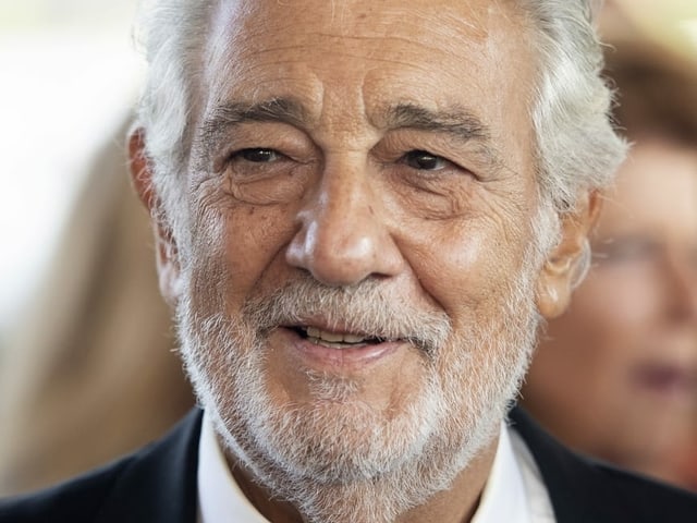Aktuelles Bild von Domingo im Anzug. Aktuelles Bild von Domingo im Anzug.