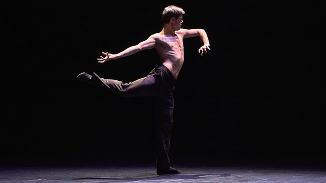 Ausschnitt aus dem Solotanz «Äffi» von Choreograph Marco Goecke. Ausschnitt aus dem Solotanz «Äffi» von Choreograph Marco Goecke.