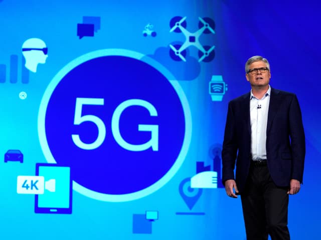 Steve Mollenkopf vor einer Leinwand, darauf schematisch 5G Vernetzung. Steve Mollenkopf vor einer Leinwand, darauf schematisch 5G Vernetzung.