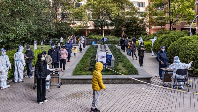Anwohner stehen für eine Corona-Test in Schanghai Schlange. 