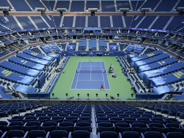 Leere Tribünen im Arthur Ashe Stadium. Leere Tribünen im Arthur Ashe Stadium.