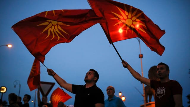 Männer mit der mazedonischen Flagge Männer mit der mazedonischen Flagge