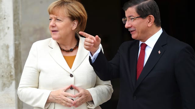 Der türkische Ministerpräsidenten Ahmet Davutoglu mit der deutschen Bundeskanzlerin Angela Merkel bei ihrem Besuch in Istanbul. Der türkische Ministerpräsidenten Ahmet Davutoglu mit der deutschen Bundeskanzlerin Angela Merkel bei ihrem Besuch in Istanbul.