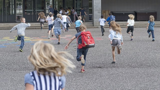 Kinder rennen in die Schule. Kinder rennen in die Schule.
