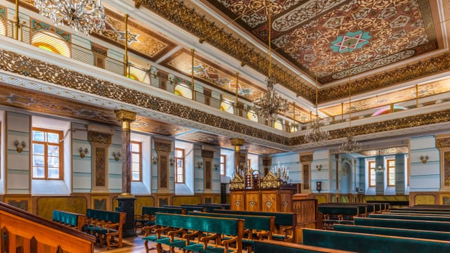 Die Synagoge in Tiflis von innen. Man sieht grüne Bänke. Die Wände sind verziert. Die Synagoge in Tiflis von innen. Man sieht grüne Bänke. Die Wände sind verziert.