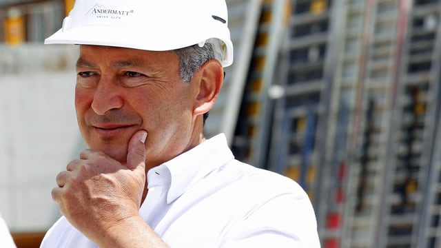 Sawiris mit Helm. Sawiris mit Helm.