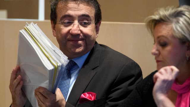 Broulis mit einem Stapel Papier Broulis mit einem Stapel Papier