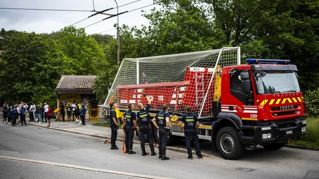 Polizei lädt Fussballtor auf LKW. Polizei lädt Fussballtor auf LKW.
