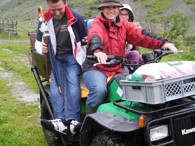 Karin, Patenkind Lara und Eric Dauer auf der 4x4 Kawasaki. Eric betrachtet seine weissen Schuhe und Karin grinst hämisch. Karin, Patenkind Lara und Eric Dauer auf der 4x4 Kawasaki. Eric betrachtet seine weissen Schuhe und Karin grinst hämisch.