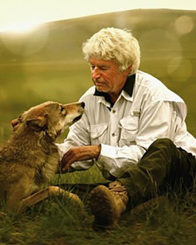 Jean-Jacques Annaud streichelt einen Wolf. Jean-Jacques Annaud streichelt einen Wolf.