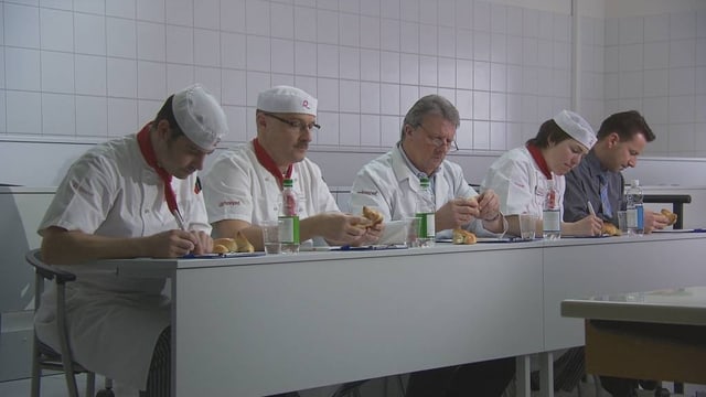 Die Experten degustieren die Zopfteighäschen Die Experten degustieren die Zopfteighäschen