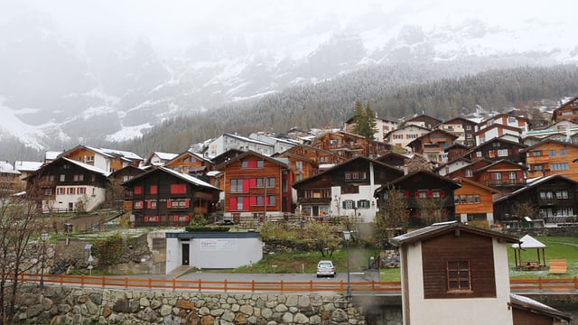 Ein Dorf mit verschneiten Bergen. Ein Dorf mit verschneiten Bergen.