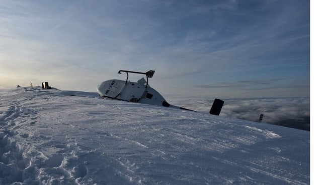 Der Heli liegt stark beschädigt auf der Seite im Schnee. Der Heli liegt stark beschädigt auf der Seite im Schnee.