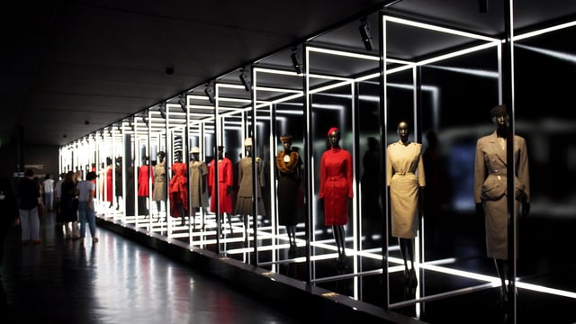 Schaufensterpuppen in Dior-Kleidern in Reih und Glied. Schaufensterpuppen in Dior-Kleidern in Reih und Glied.