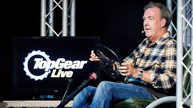 Moderator Jeremy Clarkson im Studio von TopGear Moderator Jeremy Clarkson im Studio von TopGear