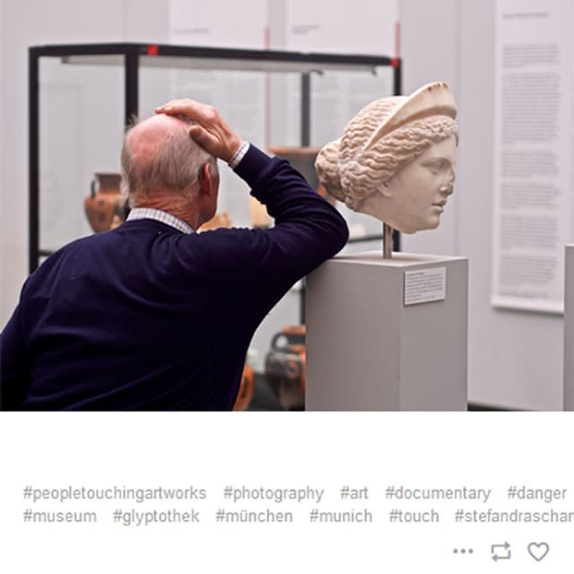 Mann lehnt sich an Kunst an Mann lehnt sich an Kunst an