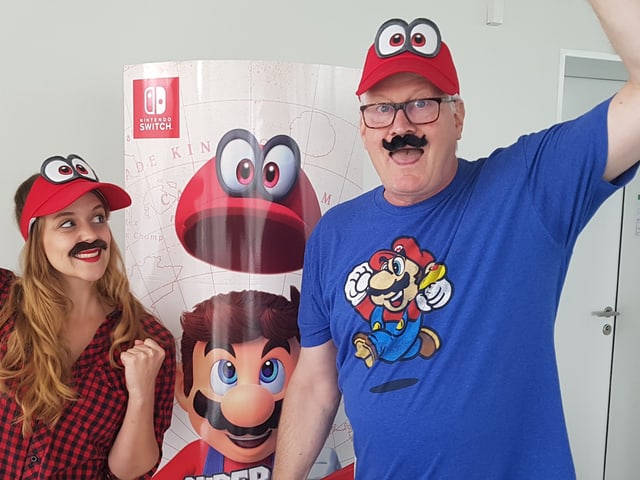 Unsere Moderatorin gefällt super Mario offensichtlich. Unsere Moderatorin gefällt super Mario offensichtlich.