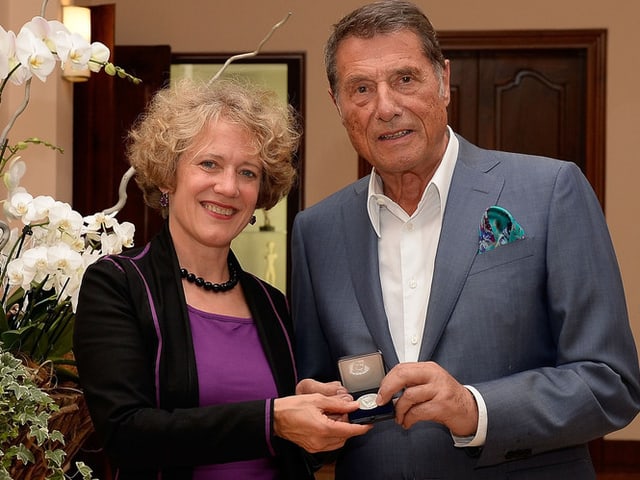 Mauch überreicht Jürgens die Ehrenmedaille. Mauch überreicht Jürgens die Ehrenmedaille.
