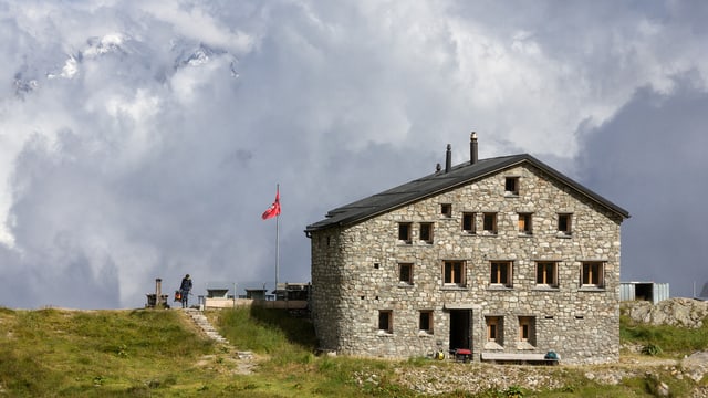 Alphütte mit Wolken im Hintergrund Alphütte mit Wolken im Hintergrund