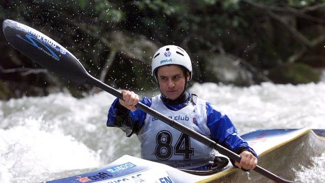 Ein Frau in eine Kanu auf einem wilden Fluss Ein Frau in eine Kanu auf einem wilden Fluss