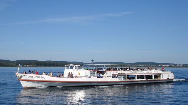 Ein Rheinschiff auf dem Wasser bei schönem Wetter. Ein Rheinschiff auf dem Wasser bei schönem Wetter.