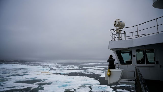 Zerrissenes Meereis liegt vor der Küste von Spitzbergen. Zerrissenes Meereis liegt vor der Küste von Spitzbergen.