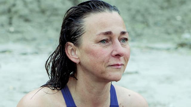 Porträt einer Frau im Badeanzug, die ins Leere blickt. Porträt einer Frau im Badeanzug, die ins Leere blickt.