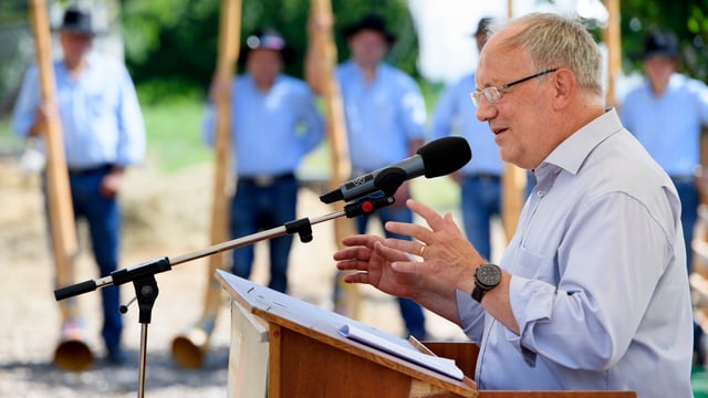 Schneider-Ammann am Rednerpult. Schneider-Ammann am Rednerpult.
