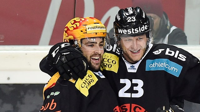 Simon Bodenmann umarmt Cory Conacher. Simon Bodenmann umarmt Cory Conacher.