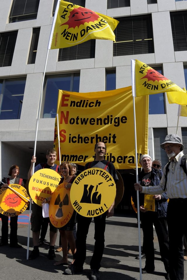 Mahnwache vor dem Ensi Mahnwache vor dem Ensi